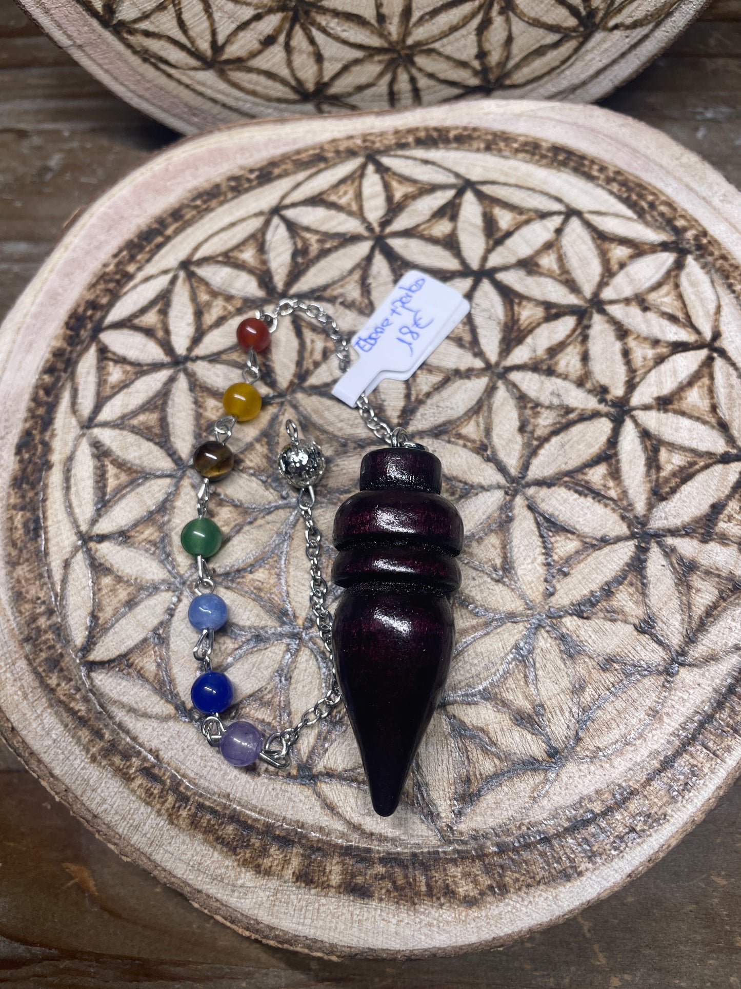 Pendule en bois d'ébène et perles