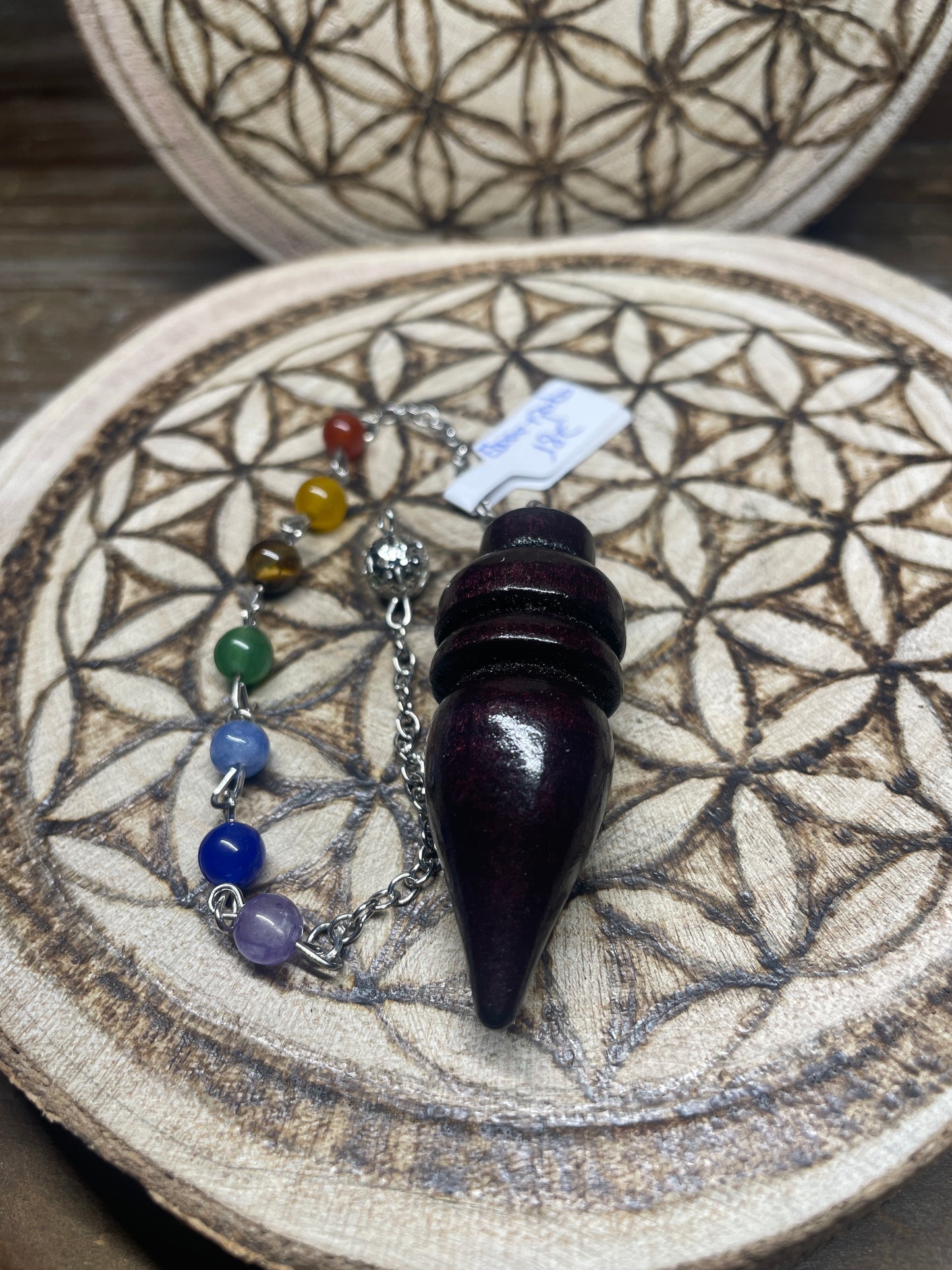 Pendule en bois d'ébène et perles