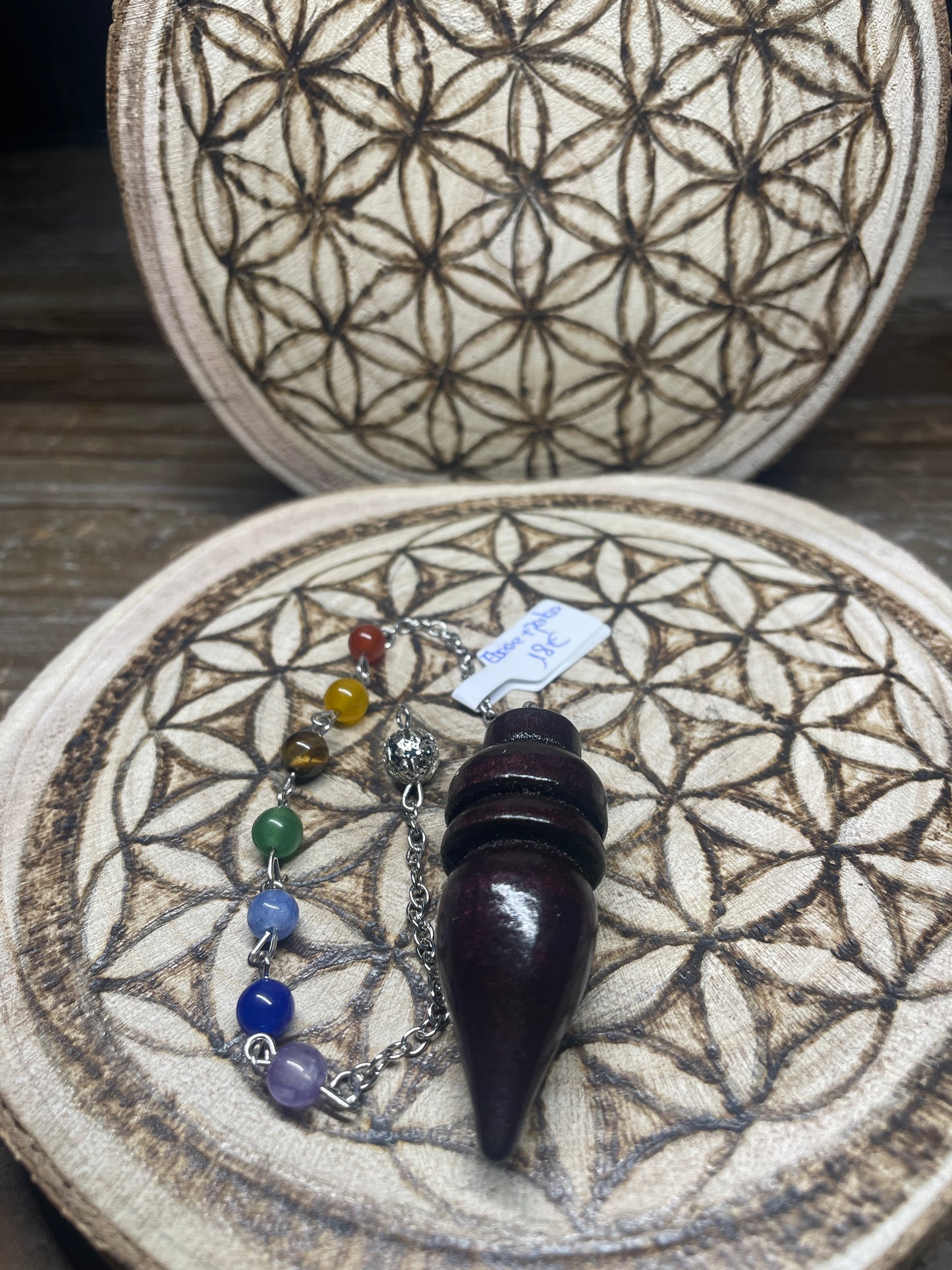 Pendule en bois d'ébène et perles