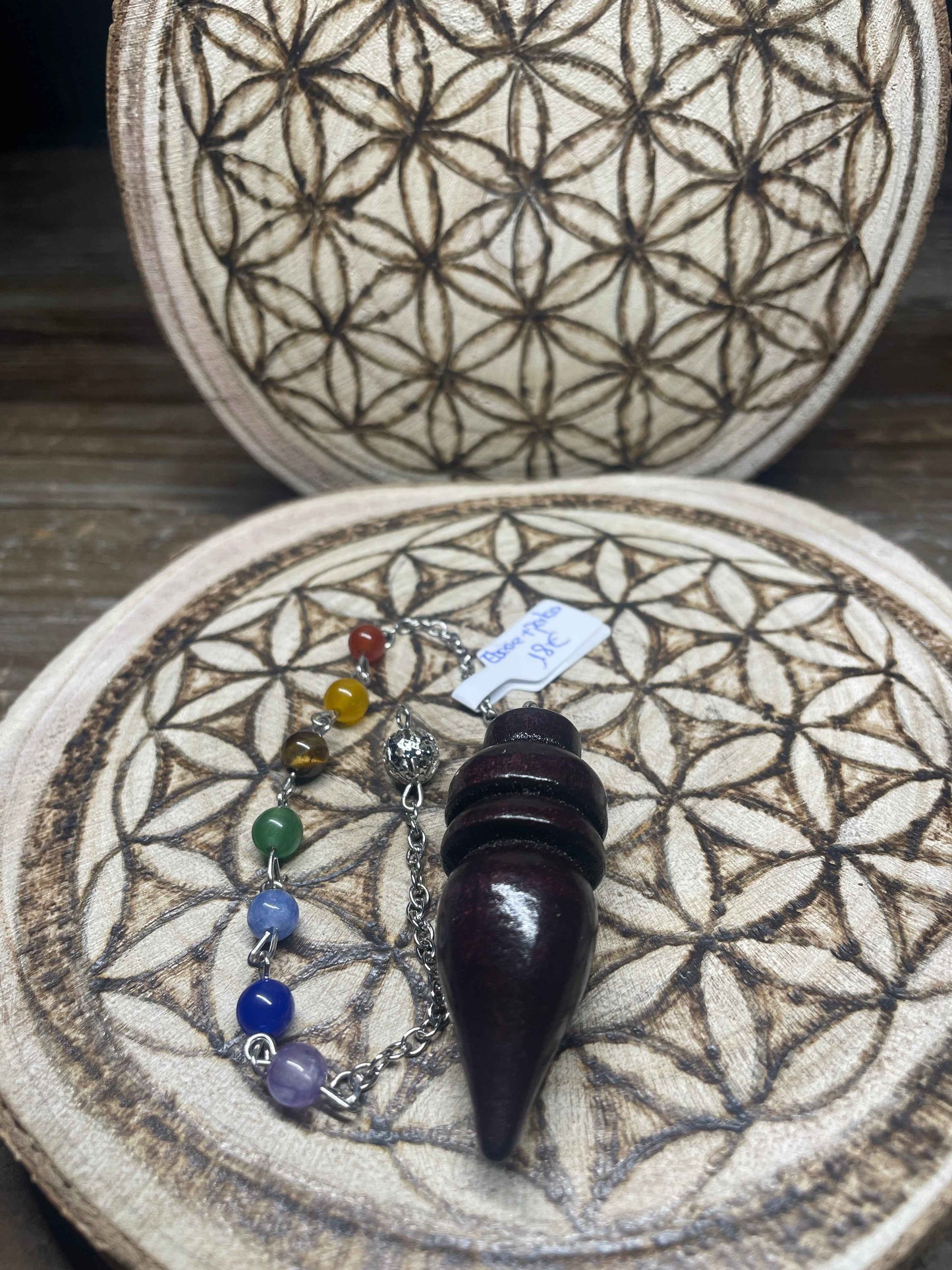 Pendule en bois d'ébène et perles